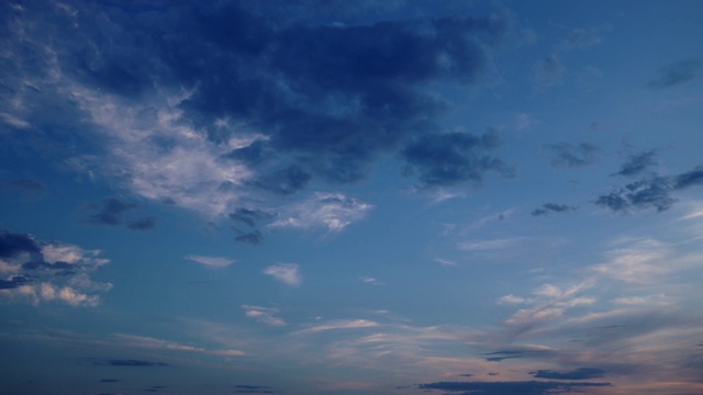 日落天空时间流逝在傍晚，美丽的云彩为背景视频素材