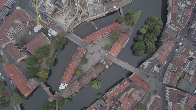 Nürnberg城市鸟瞰图。画面中央是佩格尼茨河上的一座小岛。街道、建筑和夏日的轻车。旋转缩放镜头。视频素材