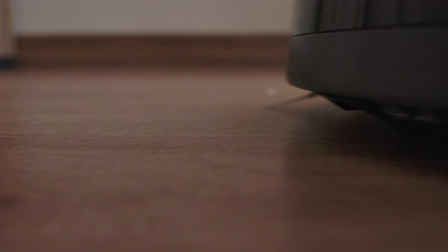 家里的近距离机器人真空吸尘器视频素材画面1