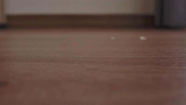 家里的近距离机器人真空吸尘器视频素材画面2
