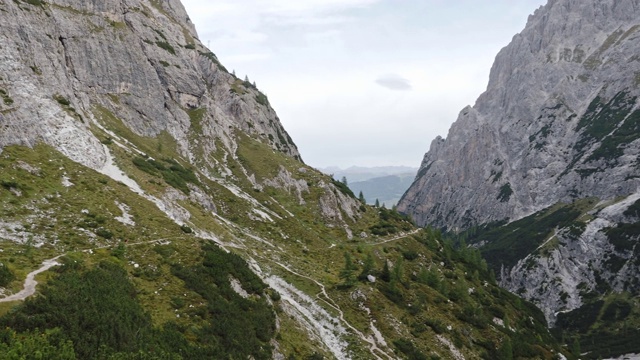 在意大利南蒂罗尔著名的ferrata Alpinisteig和Sexten Dolomites山全景登山视频素材