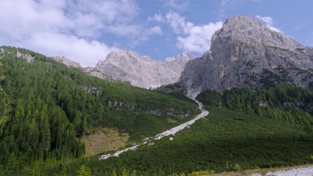 意大利南蒂罗尔山谷，靠近著名的via ferrata Alpinisteig和Sexten Dolomites山全景视频素材