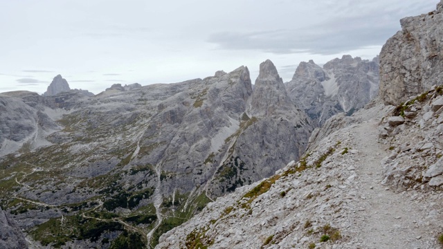 在意大利南蒂罗尔著名的ferrata Alpinisteig和Sexten Dolomites山全景登山视频素材