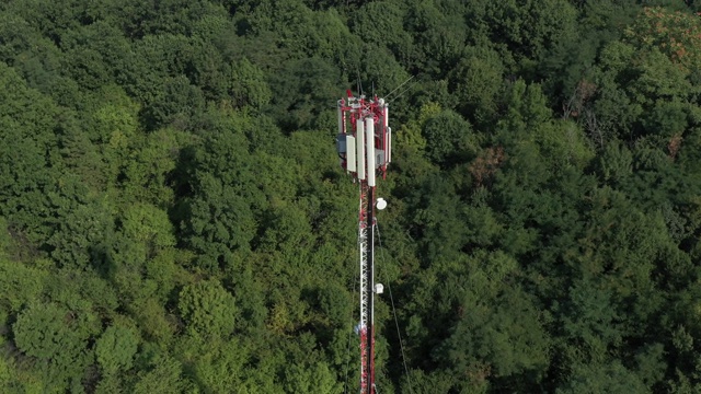 无线电天线架，配有电信和广播设备，4K航拍镜头视频素材