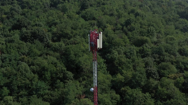 森林空中电视上的电信天线转发器塔视频素材