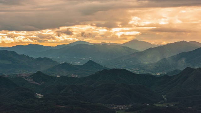 从Bongnaesan山/ yeongwo -gun，江原道，韩国的日落视频素材