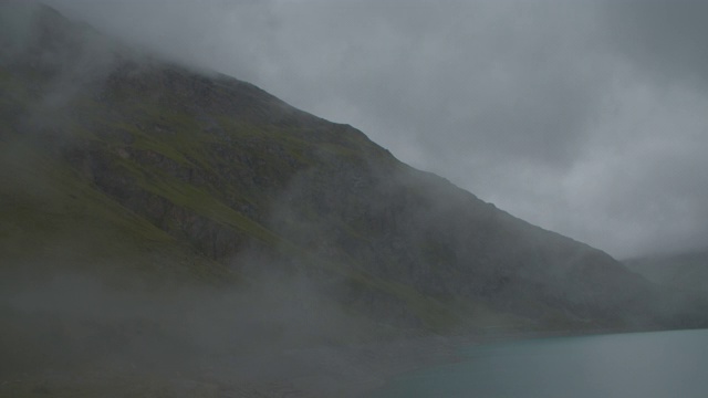 莫伊里大坝阴天，碧绿的湖水在高山上。瑞士Valais广州视频素材