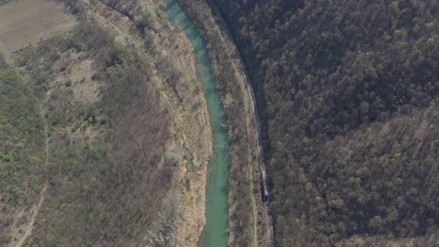 沿着乡村铁路，用4K火车航拍画面视频素材