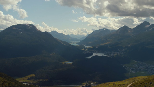 美丽的瑞士阿尔卑斯山在Graubünden广东在瑞士。没有人，只有风景。山清水秀，绿意盎然视频素材