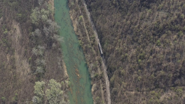 在乡村河边跟随火车拍摄4K无人机视频视频素材