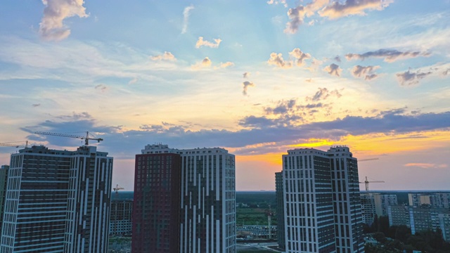 在傍晚城市上空的飞行。时间流逝视频素材