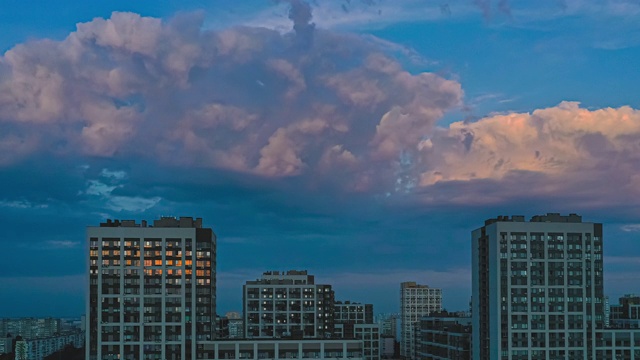 美丽的夜城鸟瞰图。时间流逝视频素材