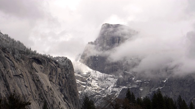 优胜美地的半圆顶在冬季风暴中被雪和雾覆盖视频素材