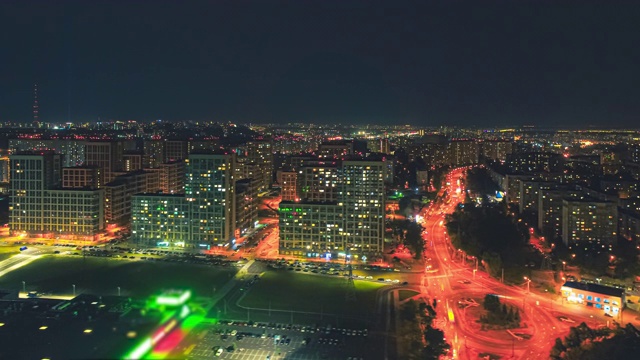 美丽的城市夜景鸟瞰图。hyperlapse视频素材