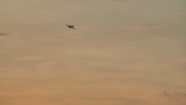 日落后迎着夜空起飞飞机视频素材