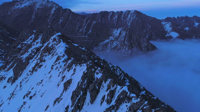 暮色中的空中山景视频素材