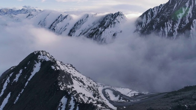 空中的山地景观与云彩视频素材