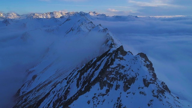 暮色中的空中山景视频素材