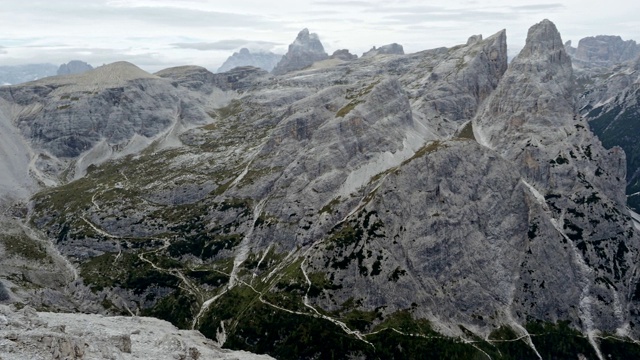 在意大利南蒂罗尔著名的ferrata Alpinisteig和Sexten Dolomites山全景登山视频素材