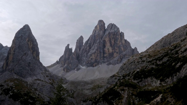 在意大利南蒂罗尔著名的ferrata Alpinisteig和Sexten Dolomites山全景登山视频素材