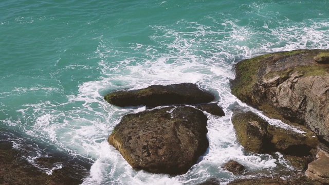 海浪撞击岩石的俯视图视频素材