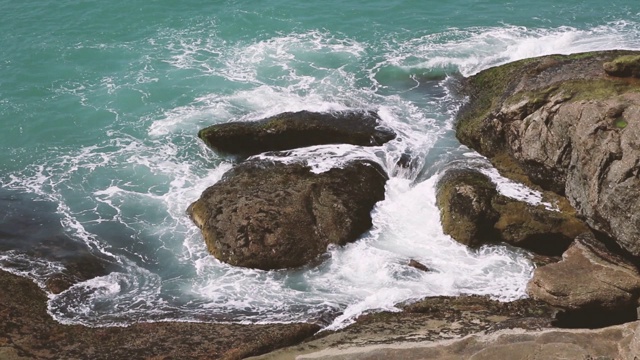 海浪撞击岩石的俯视图视频素材