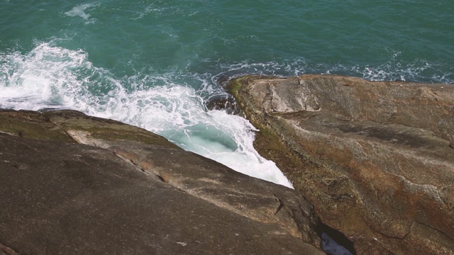 海浪撞击岩石的俯视图视频素材