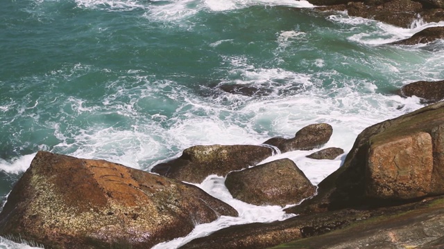 海浪撞击岩石的俯视图视频素材