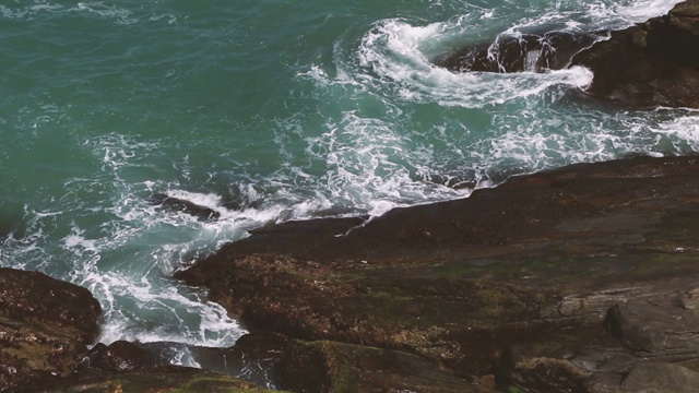 海浪撞击岩石的俯视图视频素材