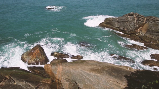 海浪撞击岩石的俯视图视频素材