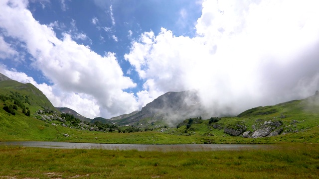 云在山上。雾正在山谷中快速移动视频素材