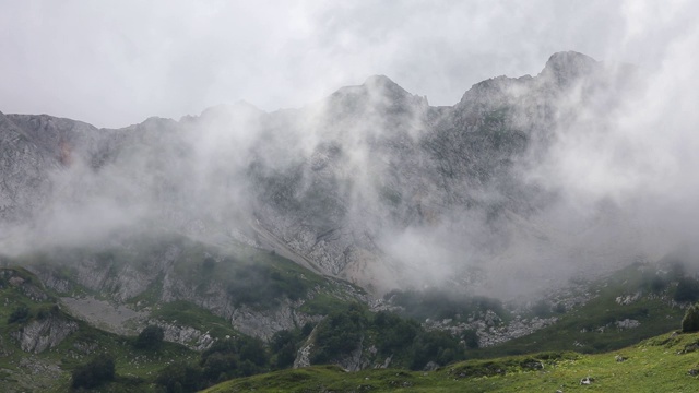 云在山上。雾正在山谷中快速移动视频素材