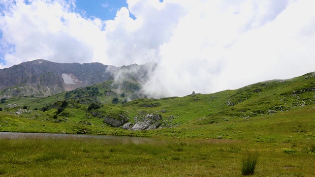 云在山上。雾正在山谷中快速移动视频素材