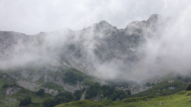 云在山上。雾正在山谷中快速移动视频素材