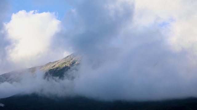 云在山上。雾正在山谷中快速移动视频素材