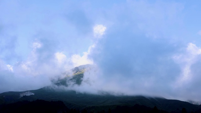 云在山上。雾正在山谷中快速移动视频素材