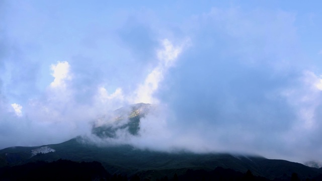 云在山上。雾正在山谷中快速移动视频素材