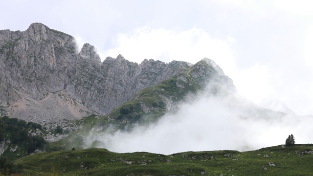 云在山上。雾正在山谷中快速移动视频素材