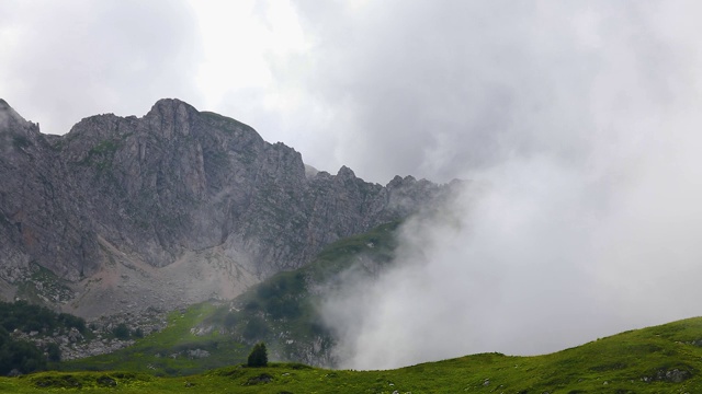 云在山上。雾正在山谷中快速移动视频素材