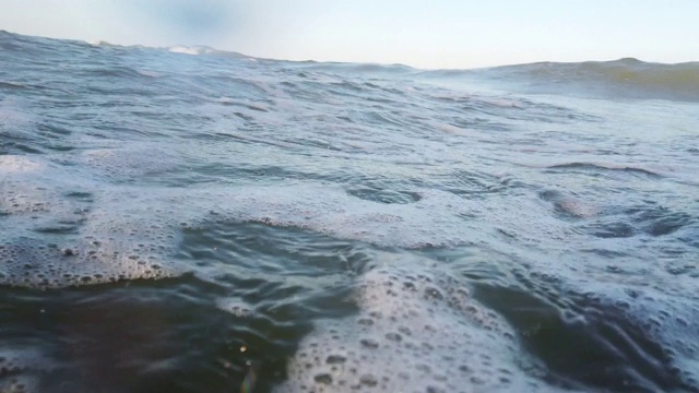 夏天海滩上的海浪。视频素材