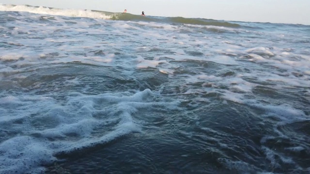 夏天海滩上的海浪。视频素材