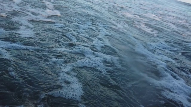 夏天海滩上的海浪。视频素材