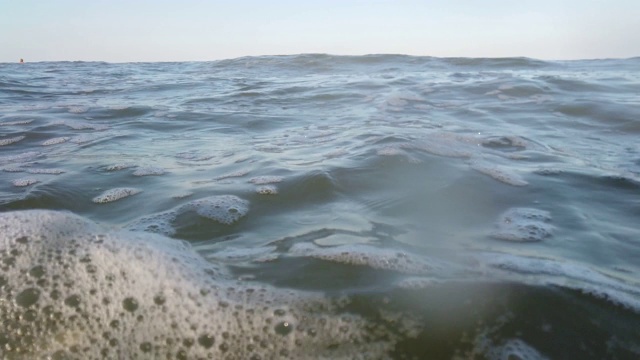 夏天海滩上的海浪。视频素材