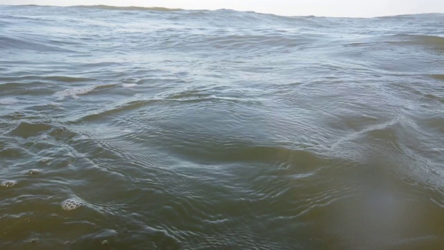 夏天海滩上的海浪。视频素材