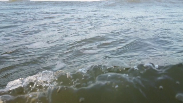 夏天海滩上的海浪。视频素材