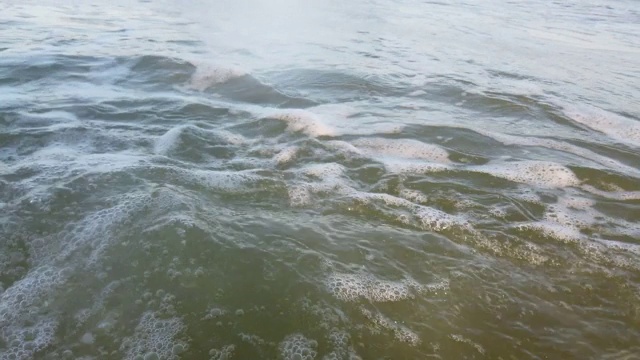 夏天海滩上的海浪。视频素材