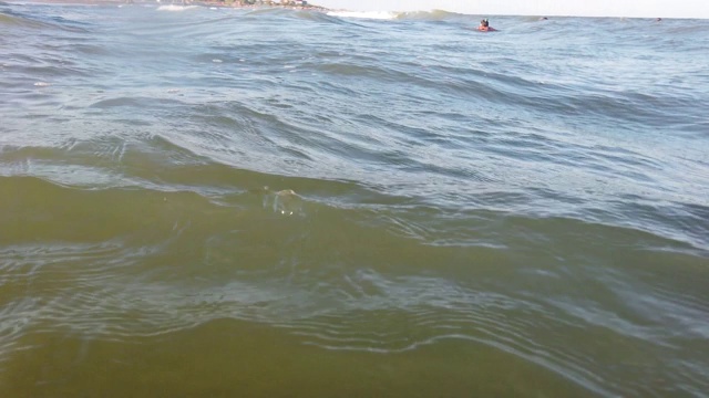 夏天海滩上的海浪。视频素材