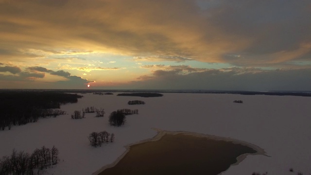 美丽的空中拍摄北极地区在太阳升起的雪地上视频素材