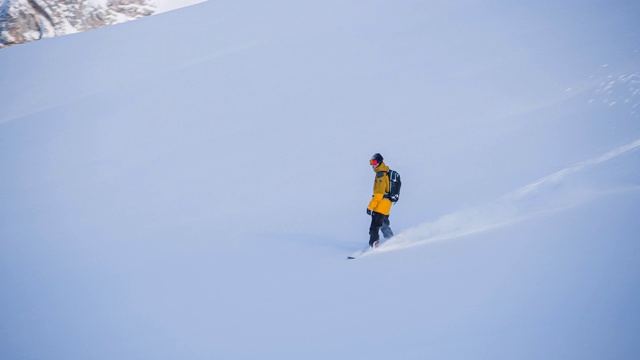 在一个阳光明媚的冬日里的野外滑雪视频素材