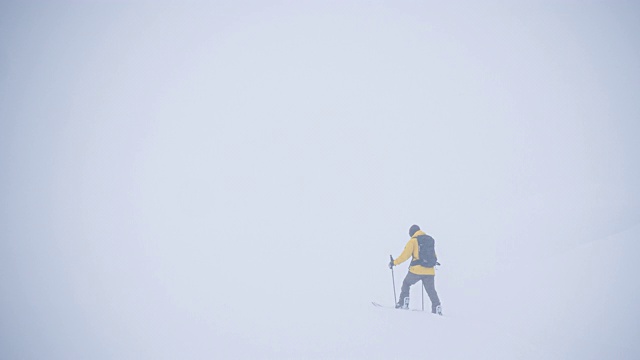 在阿尔卑斯山的极端天气滑雪旅行视频素材